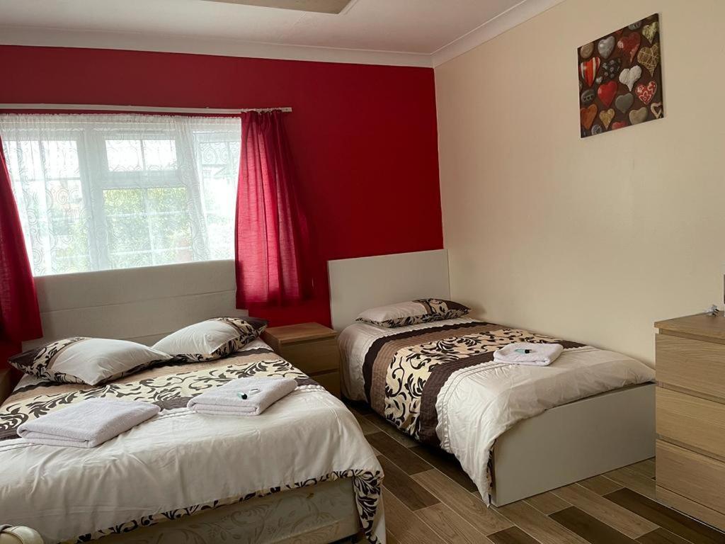 Nights Inn سلوف المظهر الخارجي الصورة